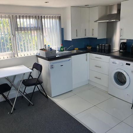 New Self Contained Flat,In Hayes, Free Parking Hotel Northolt  Ngoại thất bức ảnh