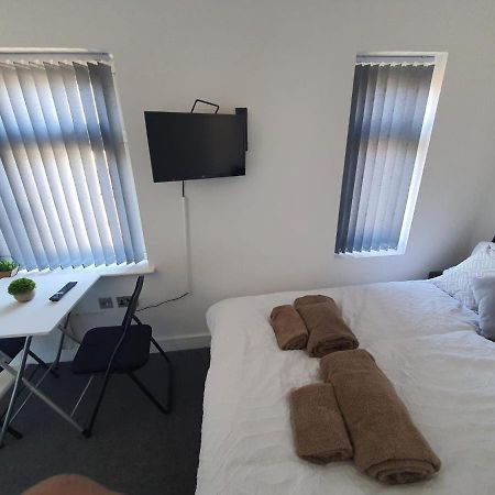 New Self Contained Flat,In Hayes, Free Parking Hotel Northolt  Ngoại thất bức ảnh