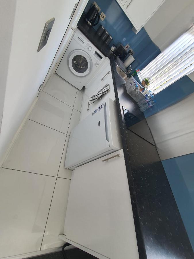 New Self Contained Flat,In Hayes, Free Parking Hotel Northolt  Ngoại thất bức ảnh