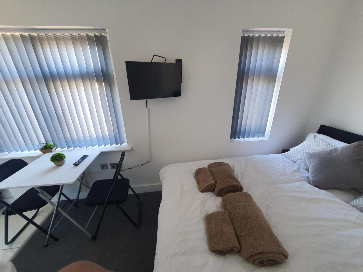 New Self Contained Flat,In Hayes, Free Parking Hotel Northolt  Ngoại thất bức ảnh
