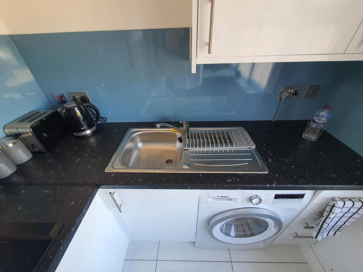 New Self Contained Flat,In Hayes, Free Parking Hotel Northolt  Ngoại thất bức ảnh