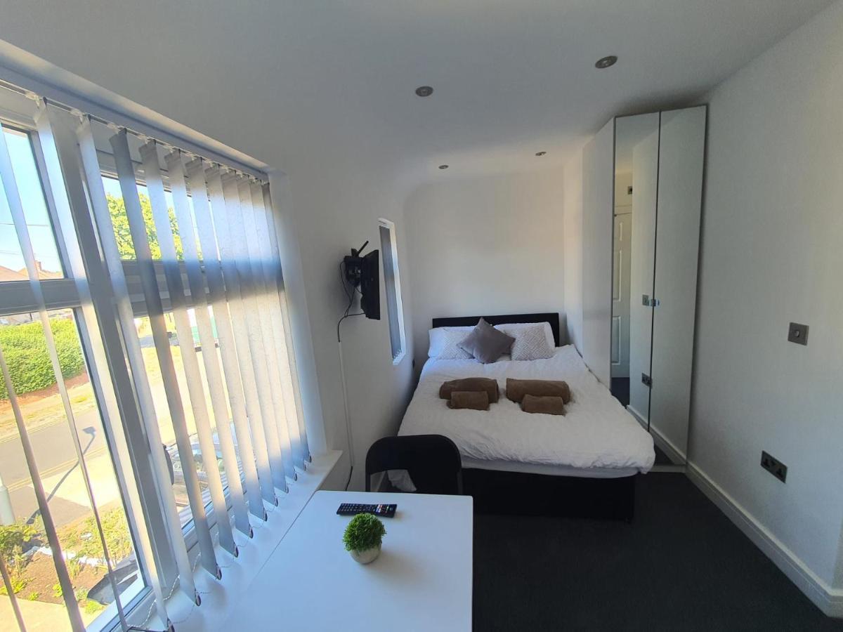 New Self Contained Flat,In Hayes, Free Parking Hotel Northolt  Ngoại thất bức ảnh