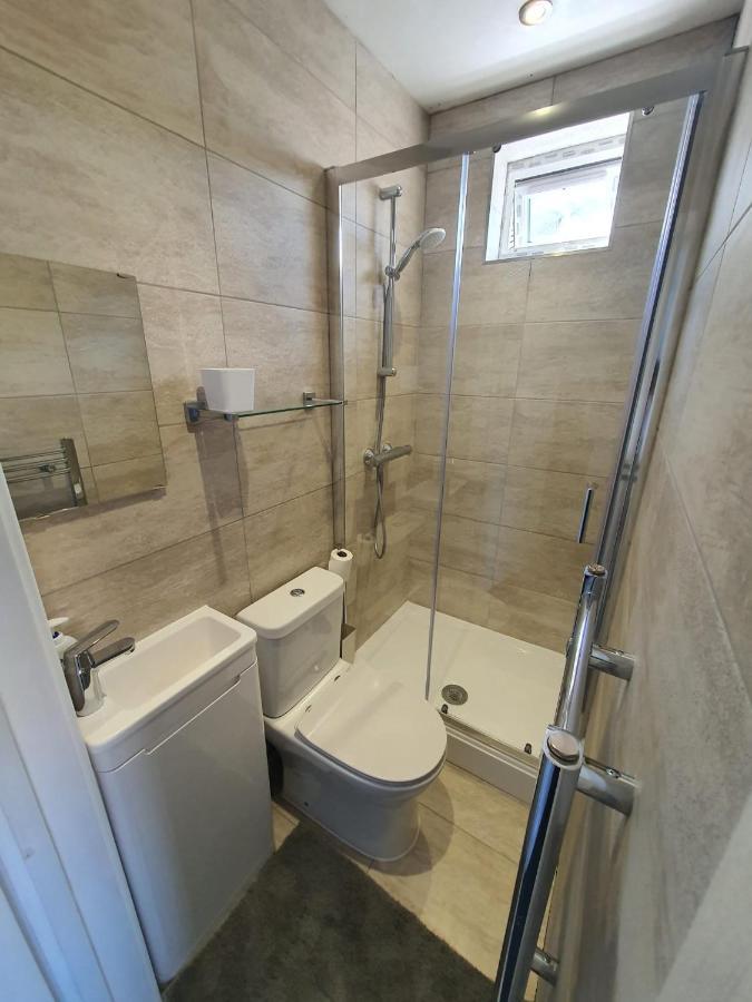 New Self Contained Flat,In Hayes, Free Parking Hotel Northolt  Ngoại thất bức ảnh