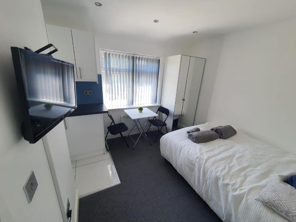 New Self Contained Flat,In Hayes, Free Parking Hotel Northolt  Ngoại thất bức ảnh