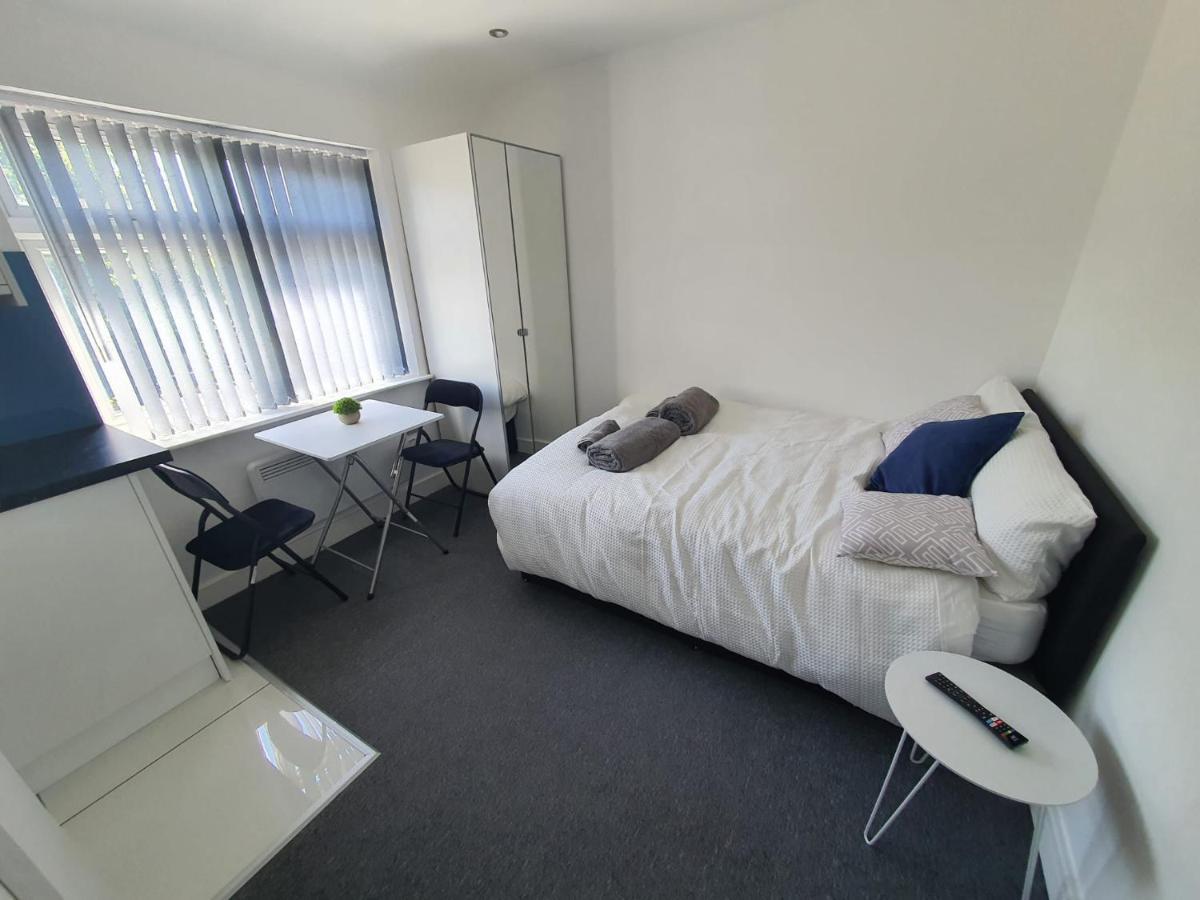 New Self Contained Flat,In Hayes, Free Parking Hotel Northolt  Ngoại thất bức ảnh