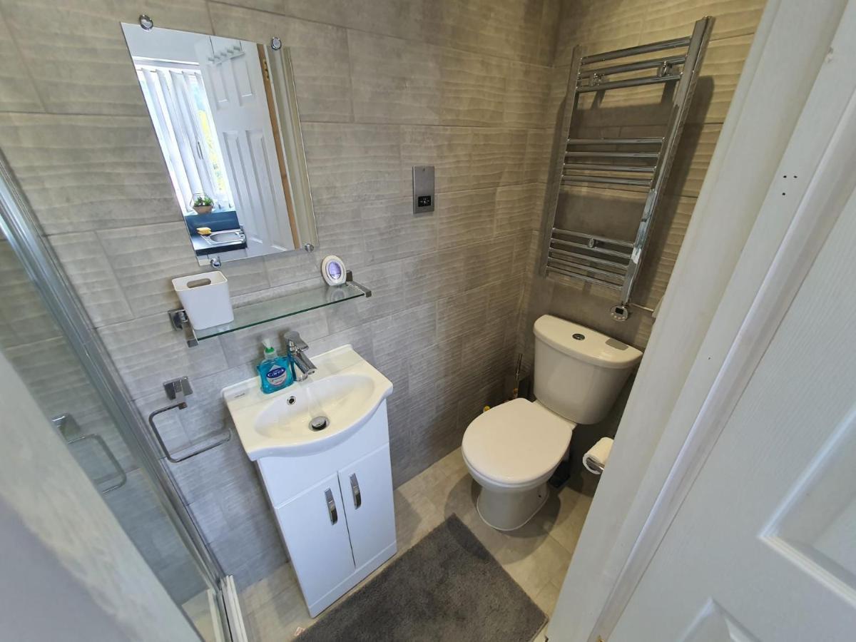 New Self Contained Flat,In Hayes, Free Parking Hotel Northolt  Ngoại thất bức ảnh