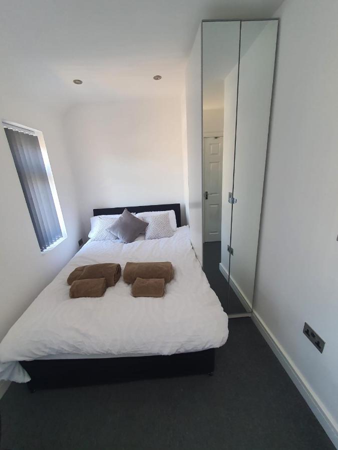 New Self Contained Flat,In Hayes, Free Parking Hotel Northolt  Ngoại thất bức ảnh